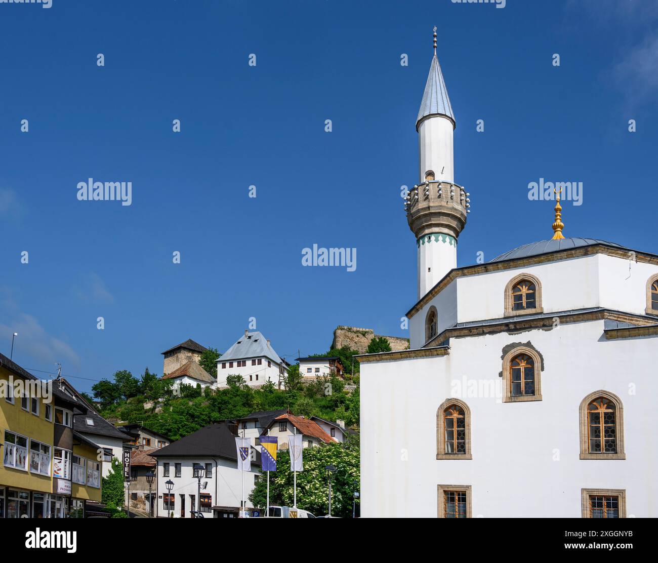 Blick auf die Festung in der Altstadt von Jajce mit der ESMA Sultana Moschee im Vordergrund. Zentralbosnisch-Herzegowina, Balkan-Peninsu Stockfoto