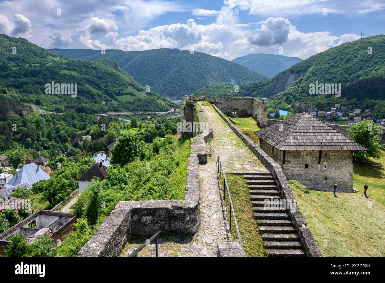 Innenraum des 13./14. cen. Festung mit Blick auf die Altstadt von Jajce, Zentralbosnisch-Herzegowina, Balkanhalbinsel, Osteuropa. Stockfoto