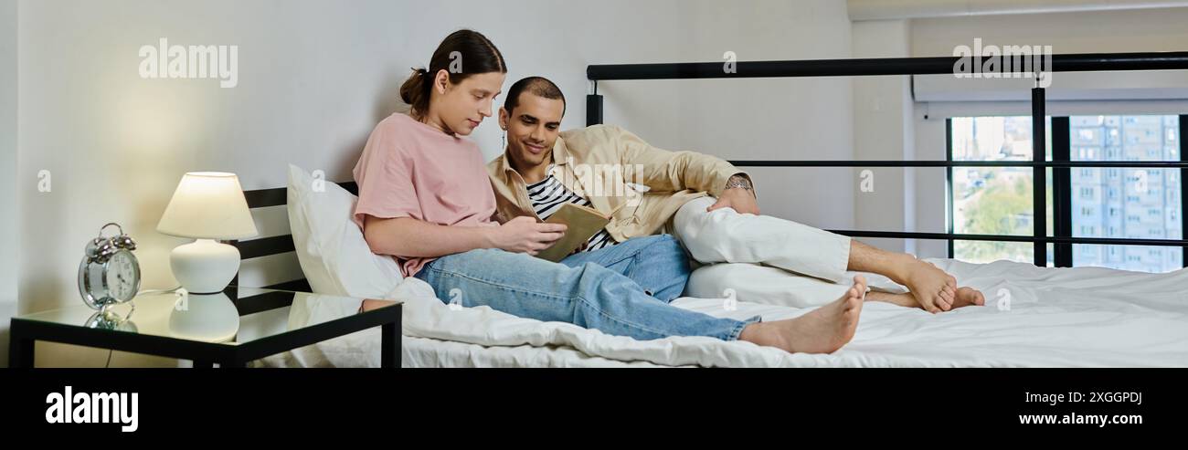 Ein junges schwules Paar entspannt sich in einem modernen Apartment und teilt einen zärtlichen Moment zusammen. Stockfoto