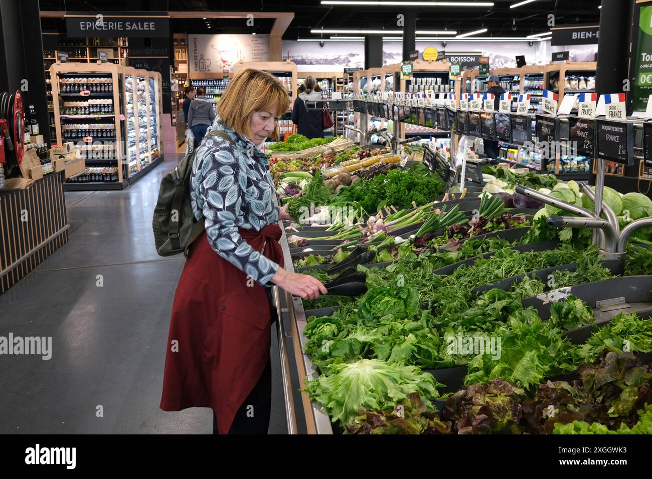 Weibliche Käuferin, die frisches Obst und Gemüse in Frankreich und Europa kauft Stockfoto