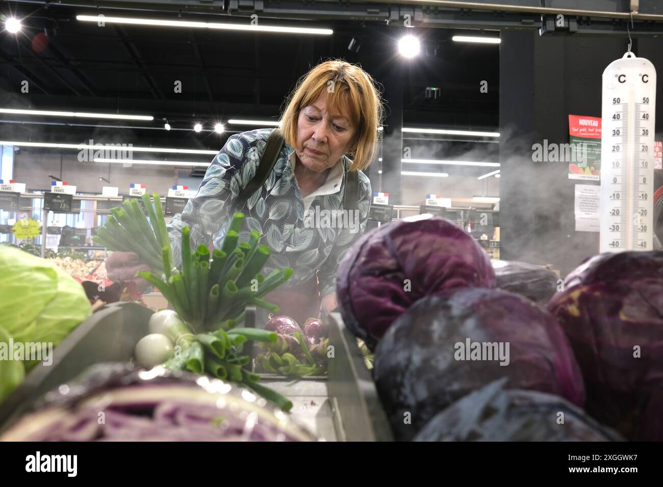 Weibliche Käuferin, die frisches Obst und Gemüse in Frankreich und Europa kauft Stockfoto