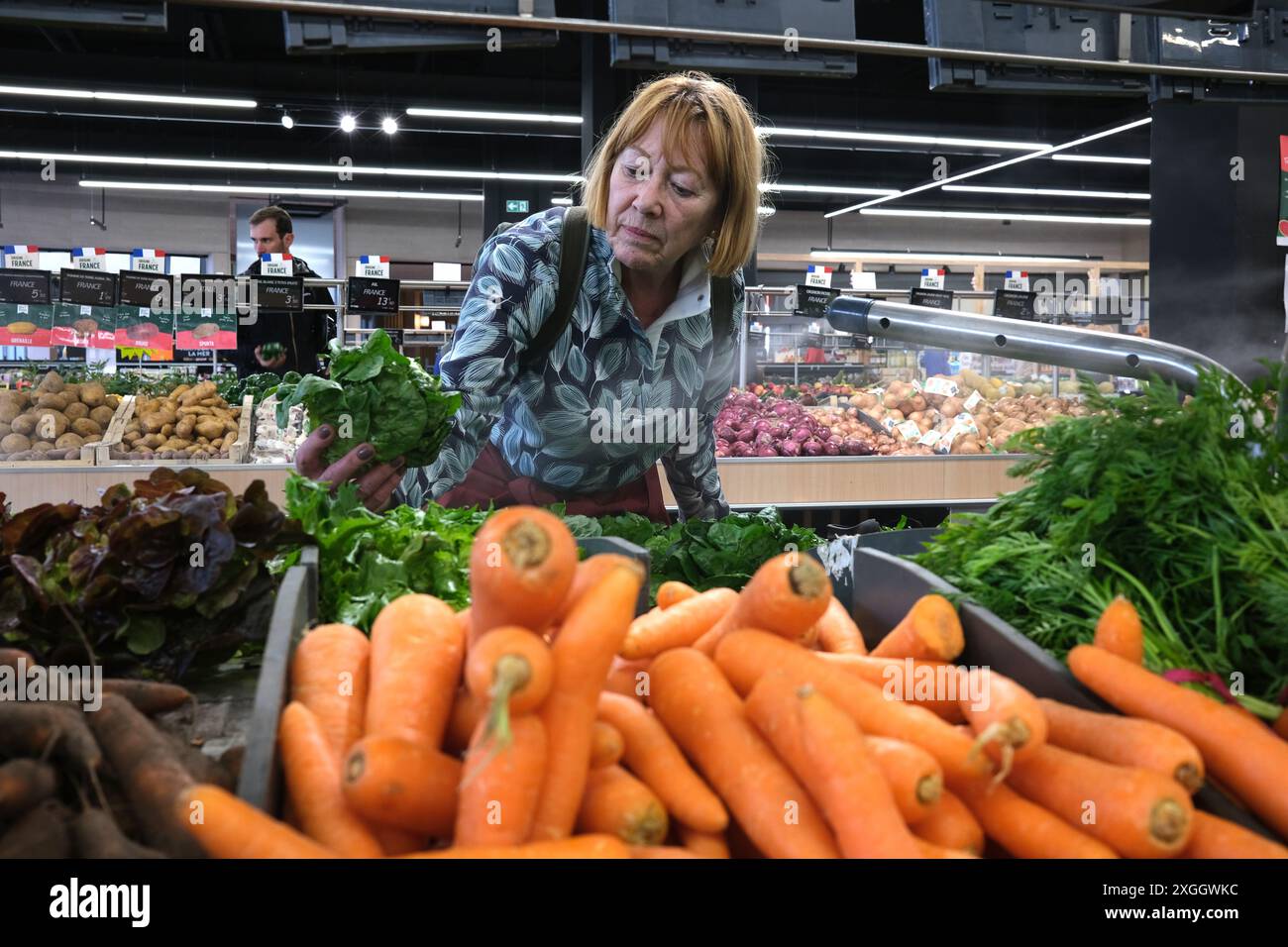 Weibliche Käuferin, die frisches Obst und Gemüse in Frankreich und Europa kauft Stockfoto