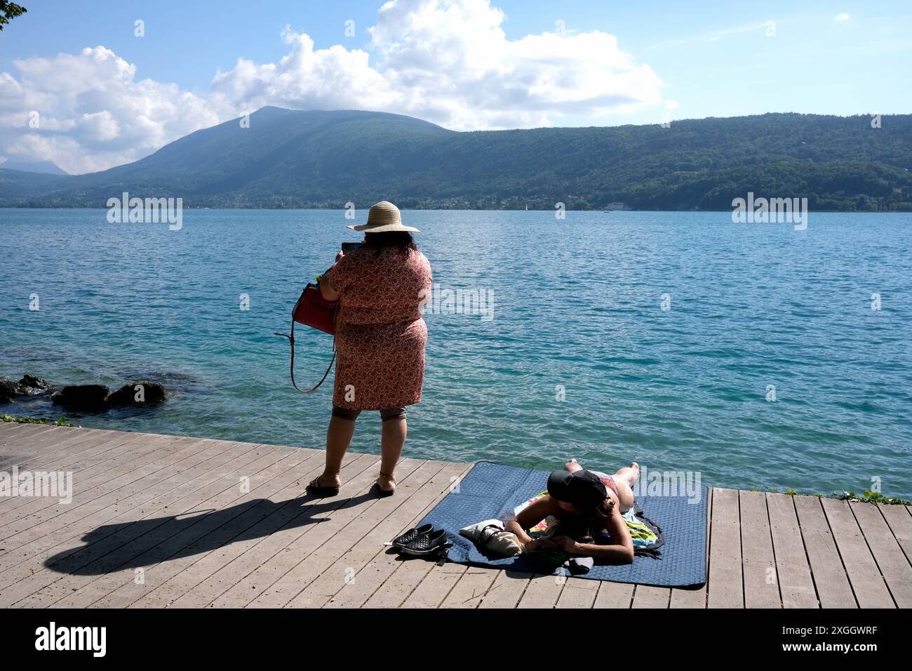 Lake Annecy, Frankreich, Europa. Touristen und Sonnenanbeter Stockfoto