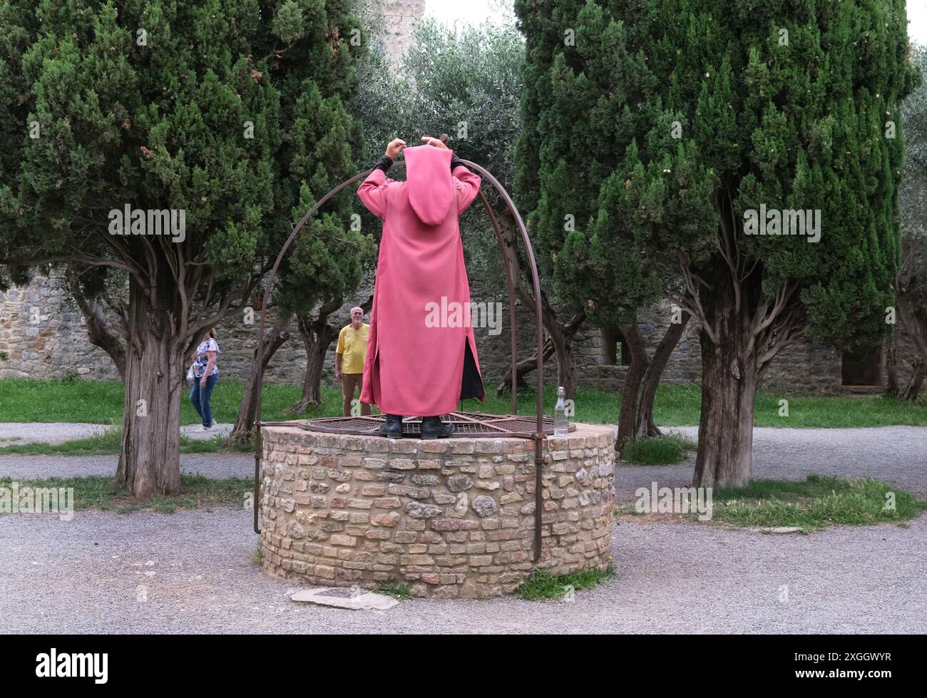 Straßenunterhalter in der Kleidung von Dante Aligheri, der in San Gimignano in der Provinz Siena, Toskana, Nord-Mittelitalien auftritt. Stockfoto