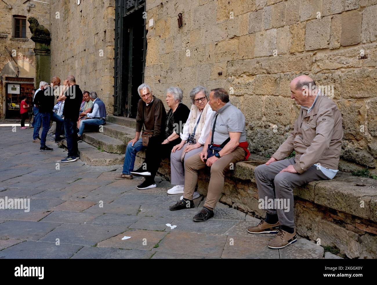Lokale Menschen, die sich in Volterra, Toskana, Italien, treffen Stockfoto