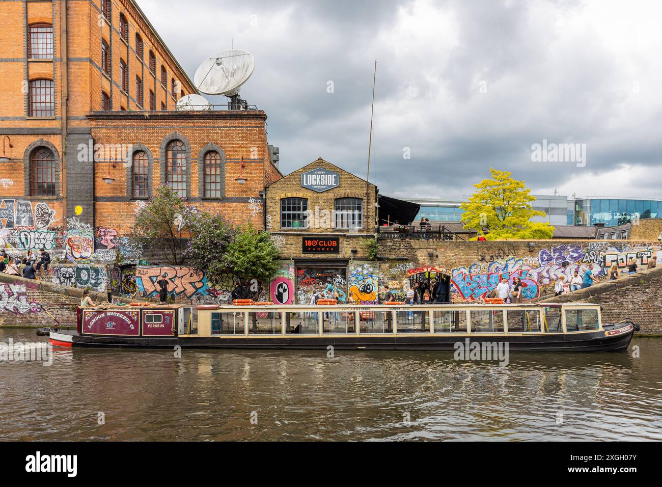 Camden Lock, früher ein Kai mit Stallungen am Regent's Canal, beliebt bei Touristen wegen der Geschäfte, Sehenswürdigkeiten und Restaurants Camden Town UK Stockfoto