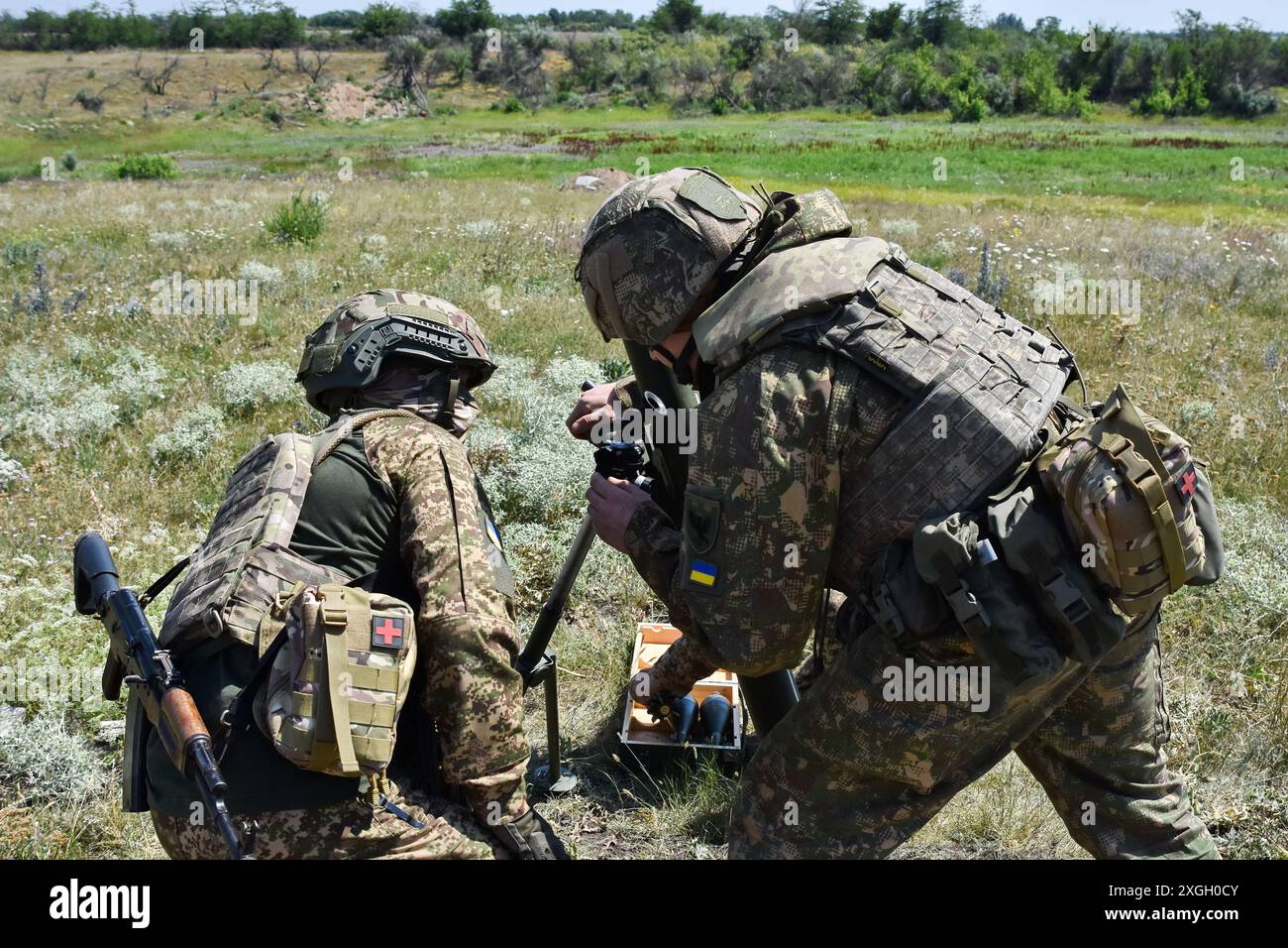 Zaporischzhia, Ukraine. Juli 2024. Ukrainische Soldaten der 15. Brigade (Kara-Dag) der Nationalgarde der Ukraine bereiten sich darauf vor, während der Militäraktivitäten einen 82-mm-Mörser abzufeuern. Die Ukraine und Russland stehen vor einem "tödlichen Sommer", in dem beide Seiten schwere Verluste erleiden und möglicherweise keinen entscheidenden Wendepunkt erreichen können. Für die Ukraine wird es nun die Aufgabe sein, ihre Frontpositionen mit frischen westlichen Waffen zu halten. Im Gegenzug wird Russland weiterhin seine übliche Taktik anwenden: Fleischangriffe für kleine Erfolge. Quelle: SOPA Images Limited/Alamy Live News Stockfoto