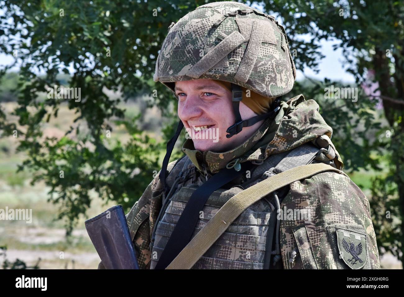 Ein ukrainischer Soldat der 15. Brigade (Kara-Dag) der Nationalgarde der Ukraine wird vor Beginn der militärischen Praktiken gesehen. Die Ukraine und Russland stehen vor einem "tödlichen Sommer", in dem beide Seiten schwere Verluste erleiden und möglicherweise keinen entscheidenden Wendepunkt erreichen können. Für die Ukraine wird es nun die Aufgabe sein, ihre Frontpositionen mit frischen westlichen Waffen zu halten. Im Gegenzug wird Russland weiterhin seine übliche Taktik anwenden: Fleischangriffe für kleine Erfolge. (Foto: Andriy Andriyenko/SOPA Images/SIPA USA) Stockfoto