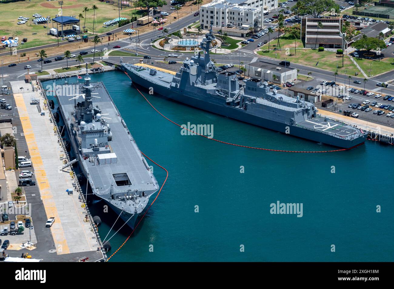 Eine Luftaufnahme des amphibischen Transportdocks der Osumi-Klasse JS Kunisaki (LST 4003), links, und der Maya-Klasse geführte MIS Stockfoto