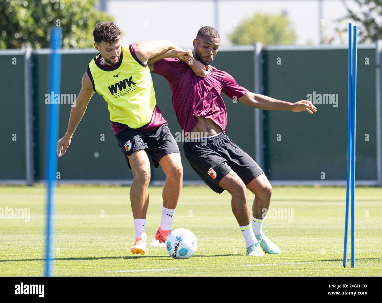 Kampf um den Ball zwischen Maximilian Bauer (FC Augsburg #23) und Neuzugang Steve Mounié (FC Augsburg, re.); FC Augsburg, Training, Stockfoto