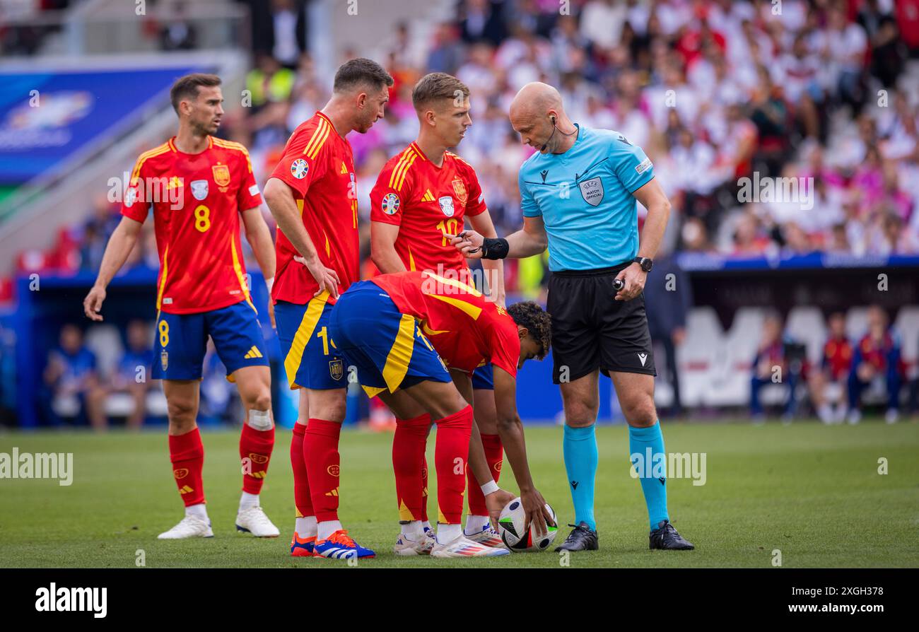 Stuttgart, Deutschland. Juli 2024. Schiedsrichter Anthony Taylor, Fabian Ruiz (ESP) Aymeric Laporte (ESP) Lamine Yamal (ESP) Dani Olmo (ESP) Spanien - Stockfoto