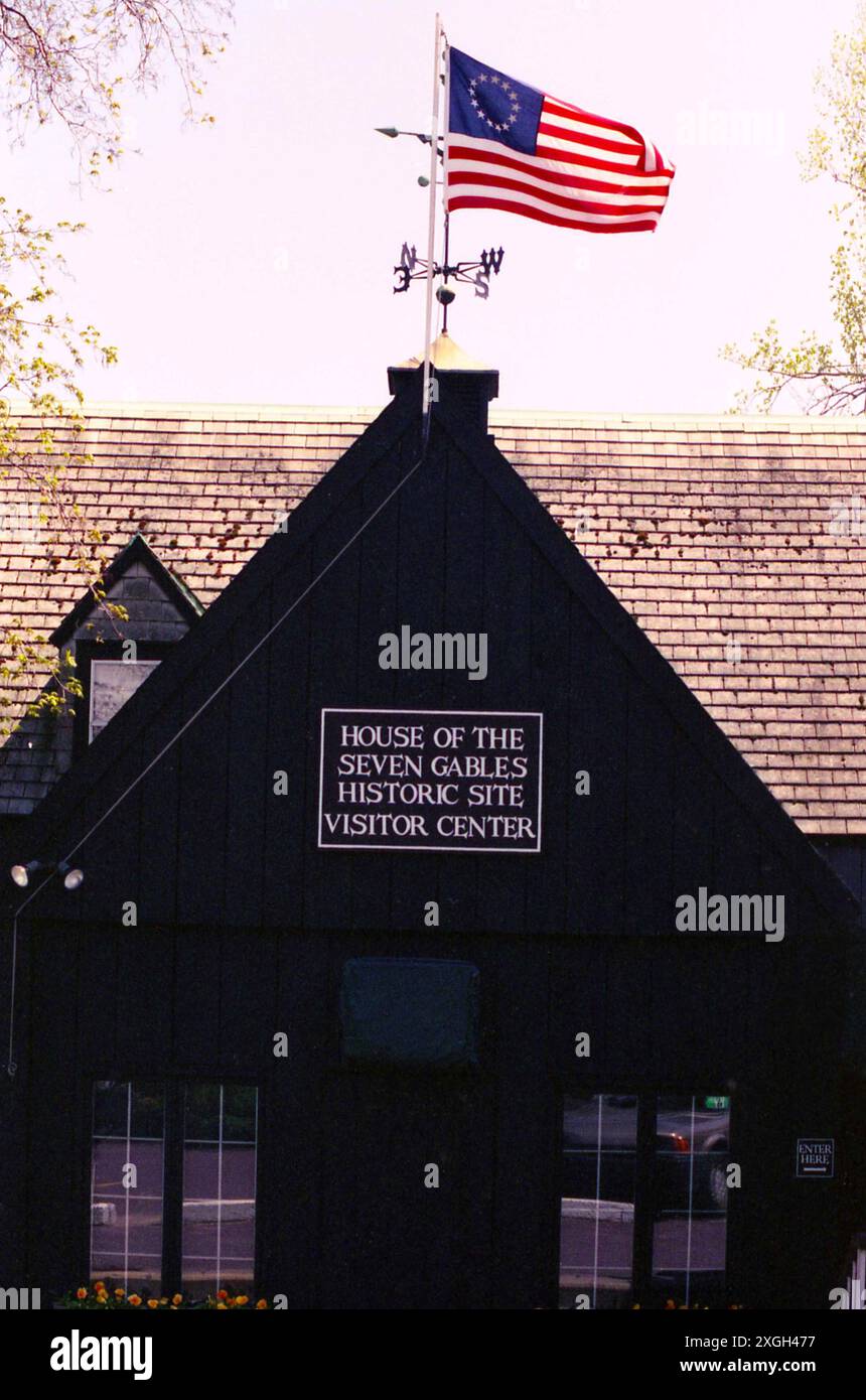Salem, Massachusetts, USA, ca. 1996. Außenansicht des Hauses der sieben Gables mit der Betsy Ross Flagge, die über dem Eingang winkt. Stockfoto