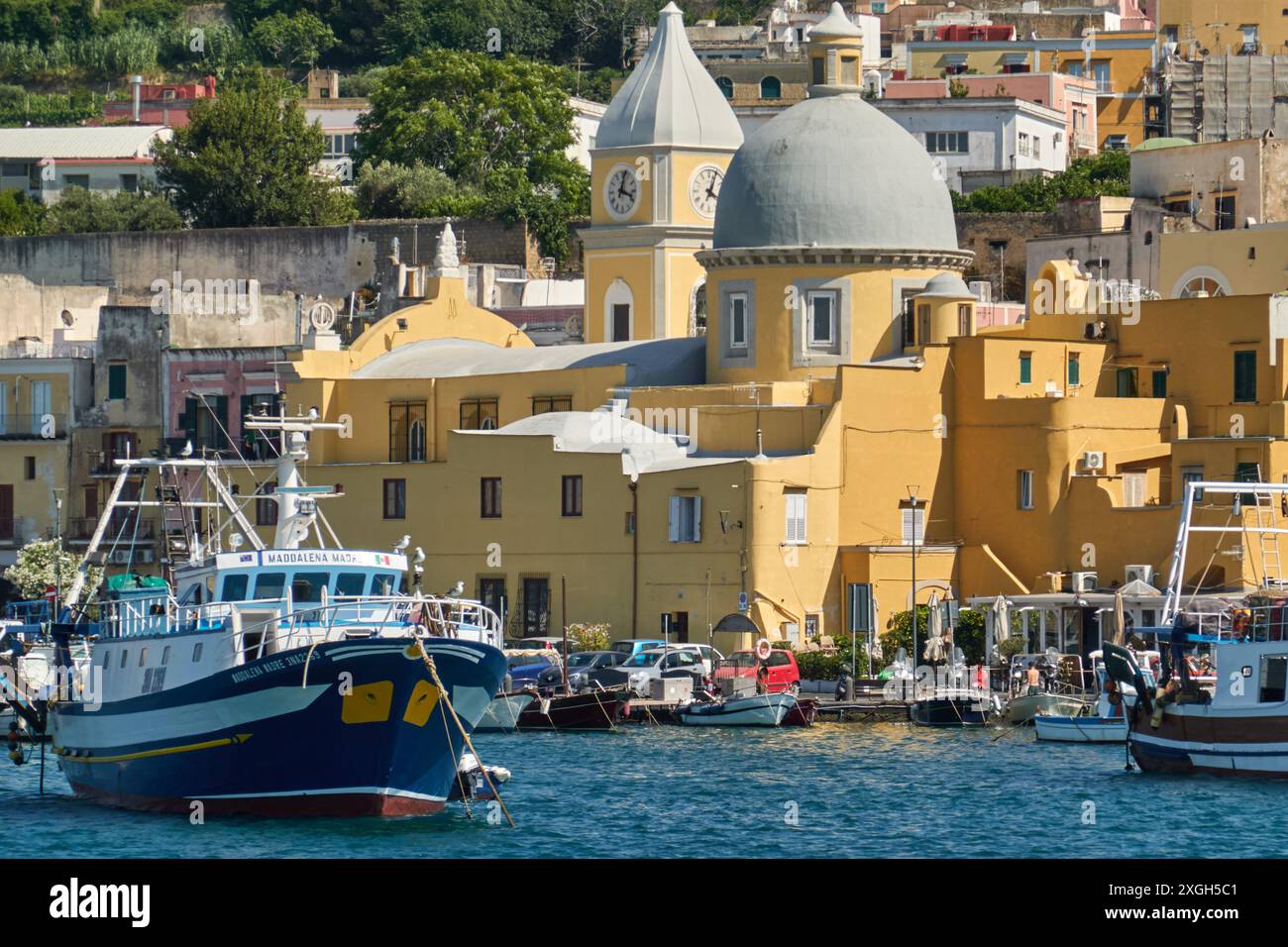 Procida ist eine bezaubernde Insel in der Bucht von Neapel, Italien, die für ihre lebendigen, pastellfarbenen Häuser und malerischen Häfen bekannt ist. Stockfoto