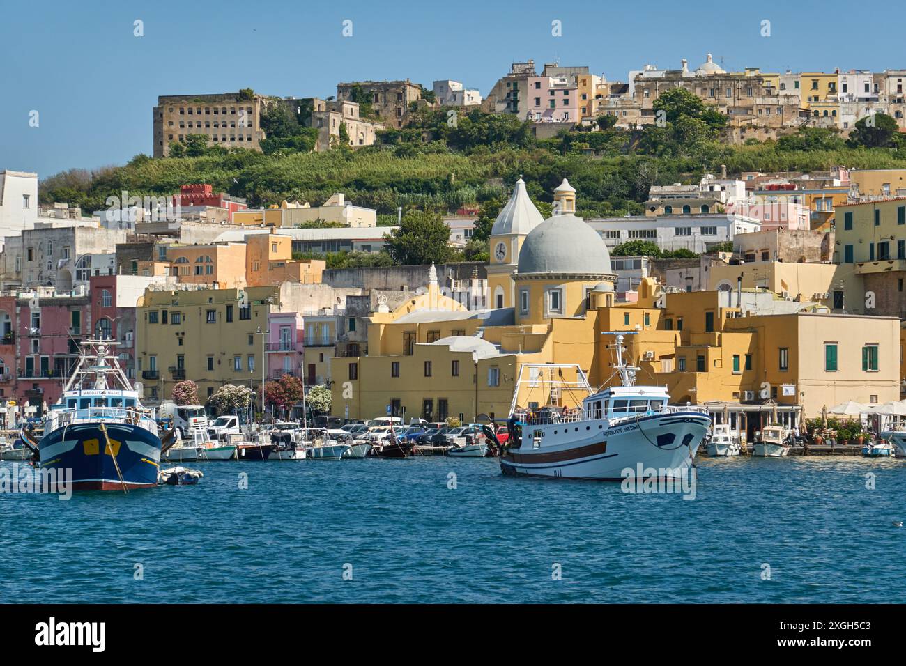 Procida ist eine bezaubernde Insel in der Bucht von Neapel, Italien, die für ihre lebendigen, pastellfarbenen Häuser und malerischen Häfen bekannt ist. Stockfoto