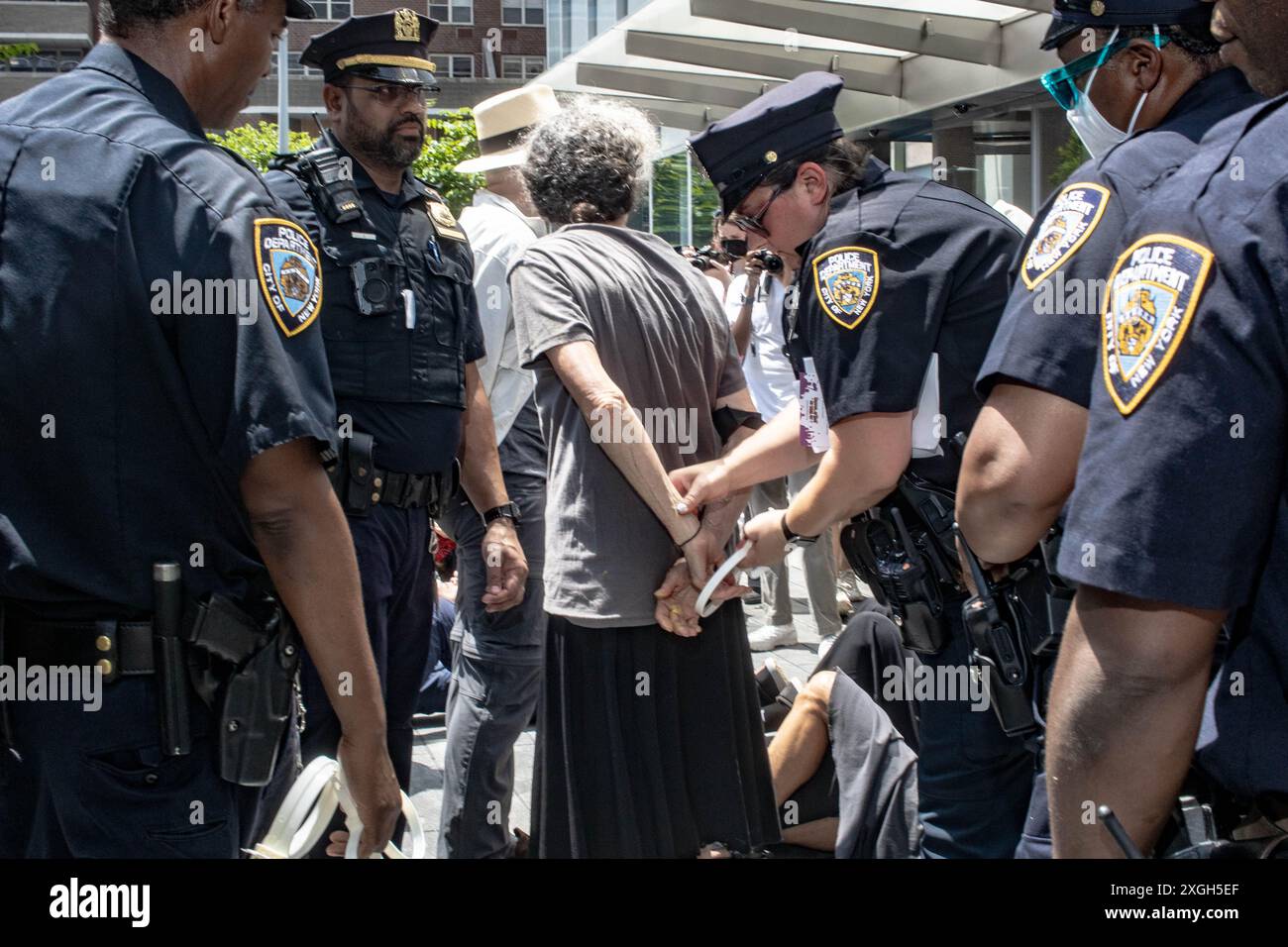 Am 8. Juli 2024 werden Demonstranten des Klimawandels vom NYPD vor dem Hauptquartier der Stadt New York verhaftet. Die Demonstranten haben einen „Sommer der Hitze“ ausgerufen und zielen auf die Eigentümer der Citibank in Citygroup ab, da sie die Expansion fossiler Brennstoffe finanzieren. (Foto: Jonathan Fernandes/SIPA USA) Stockfoto