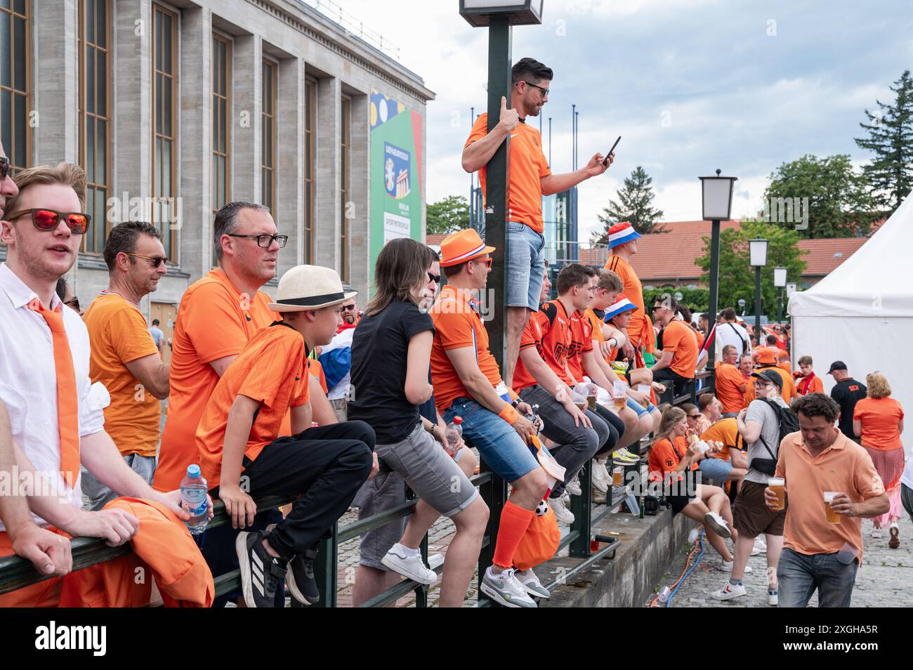 06.07.2024, Berlin, Deutschland, Europa - niederländische Fußballfans freuen sich auf einen Fanspaziergang vor dem Viertelfinalspiel gegen die Türkei bei der Euro 2024. Stockfoto