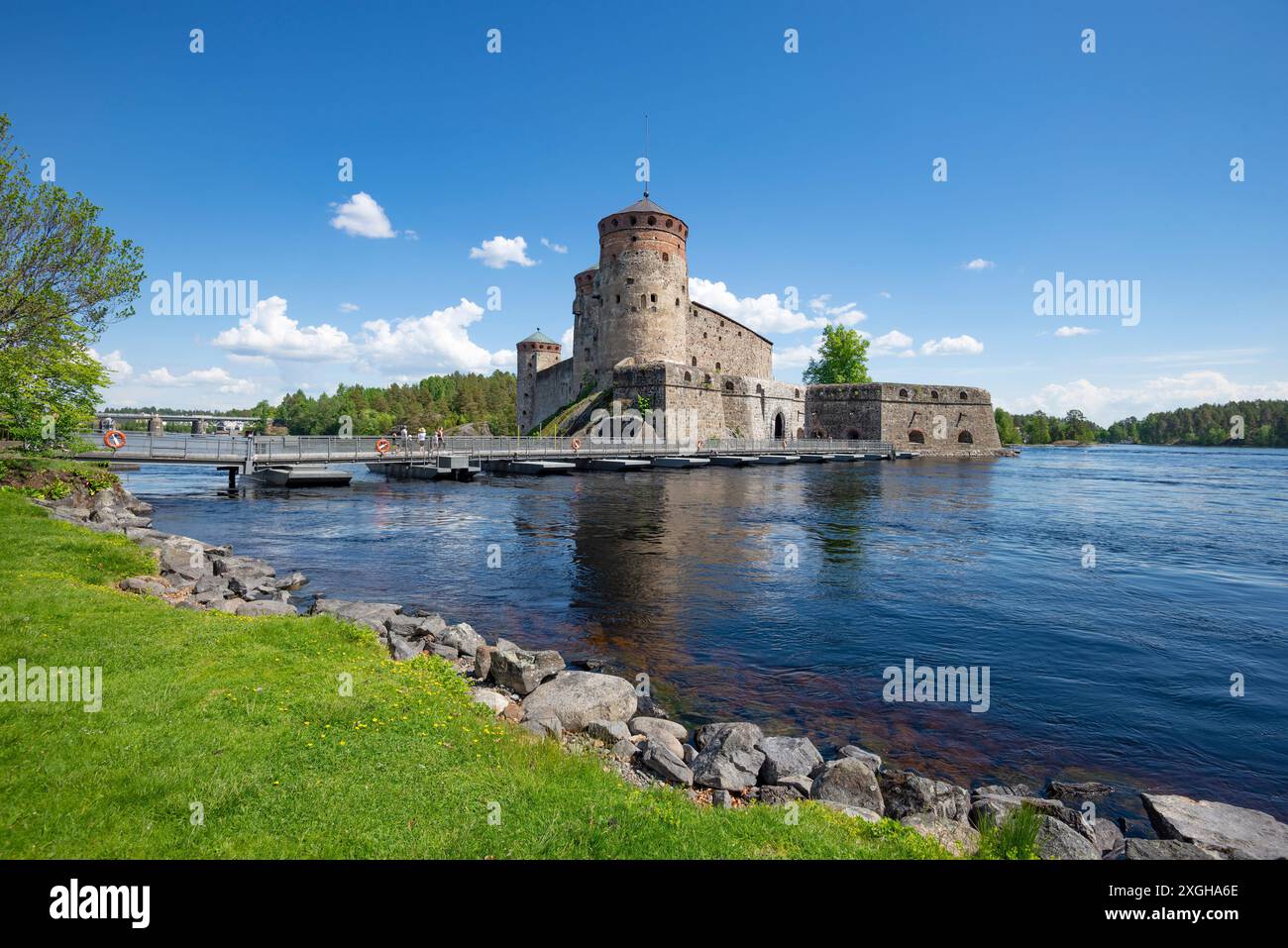 Alte schwedische Festung Olavinlinna (Olafsborg) in einer Sommerlandschaft an einem sonnigen Tag. Savonlinna, Finnland Stockfoto