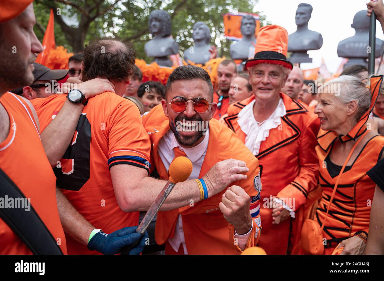 06.07.2024, Berlin, Deutschland, Europa - niederländische Fußballfans freuen sich auf einen Fanspaziergang vor dem Viertelfinalspiel gegen die Türkei bei der Euro 2024. Stockfoto