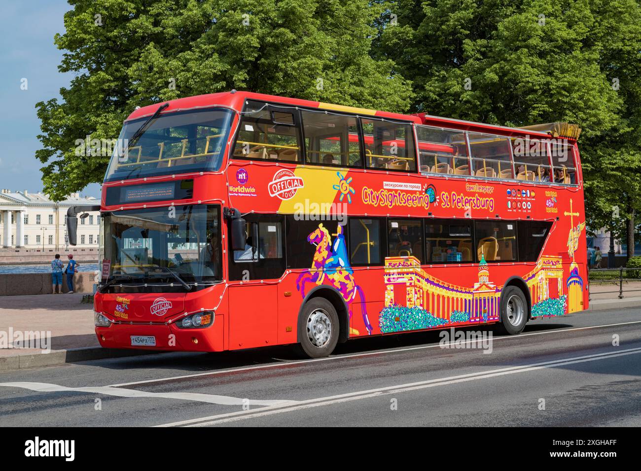 SANKT PETERSBURG, RUSSLAND - 02. JUNI 2024: Doppeldeckerbus Higer KLQ6109GS auf dem Stadtdamm an einem sonnigen Juni-Tag Stockfoto