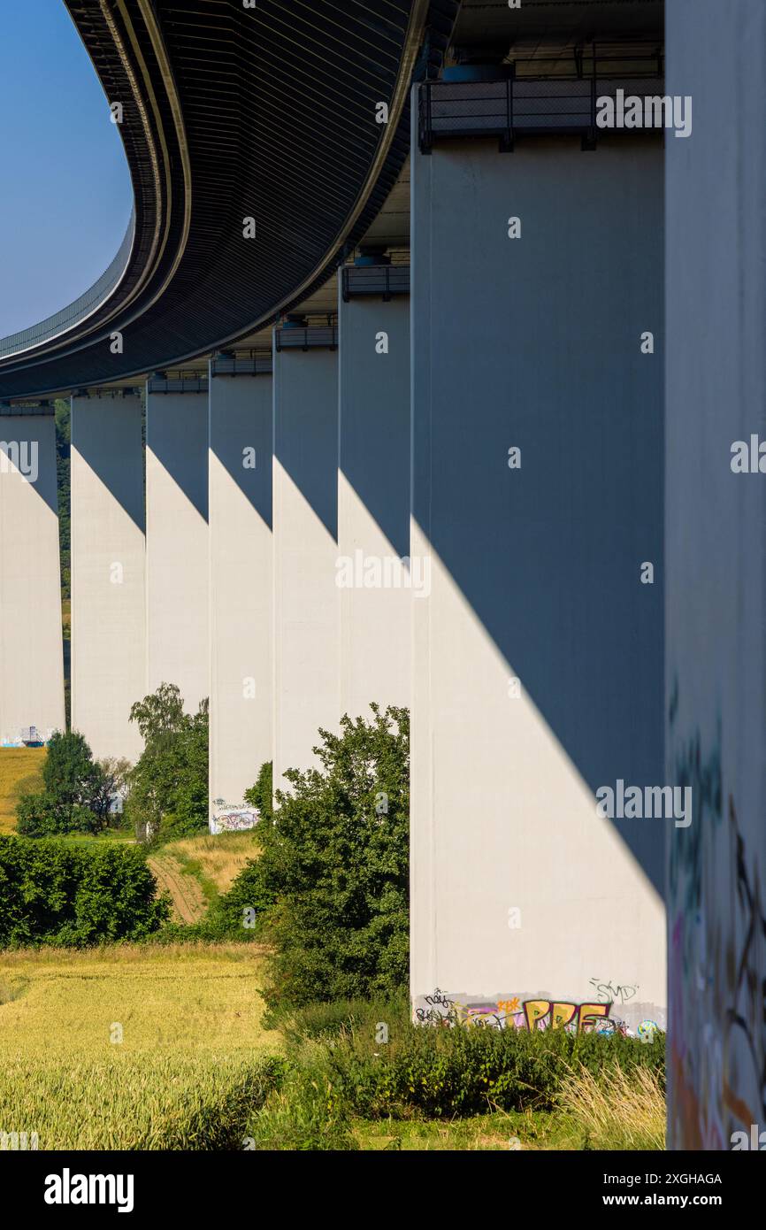 Die Mintarderbrücke überquert die Ruhr bei Mühlheim Stockfoto