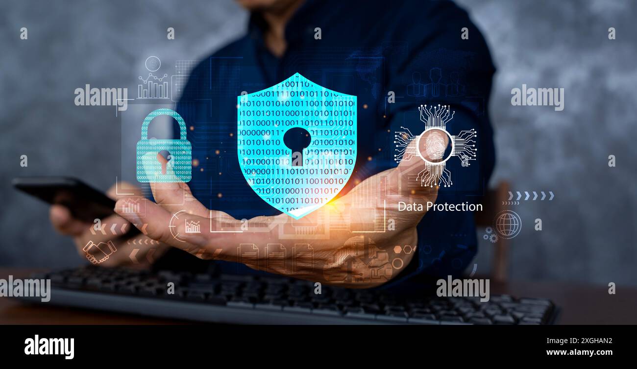 Cyber-Sicherheitsnetzwerk. Datenschutzkonzept. Geschäftsmann mit Laptop-Computer mit digitalem Vorhängeschloss auf Internettechnologie Vernetzung mit Cloud c Stockfoto
