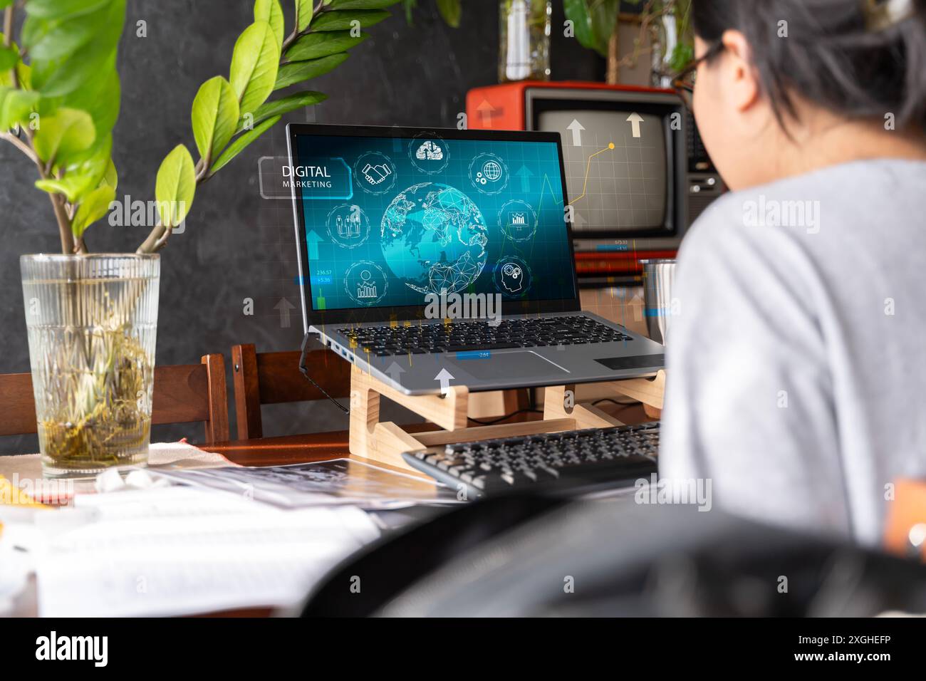 Geschäftsfrau-Hände arbeiten mit Laptop, Tablet und Smartphone in einem modernen Büro mit virtuellem Symboldiagramm bei modernem Nofiz im Morgenlicht. Stockfoto