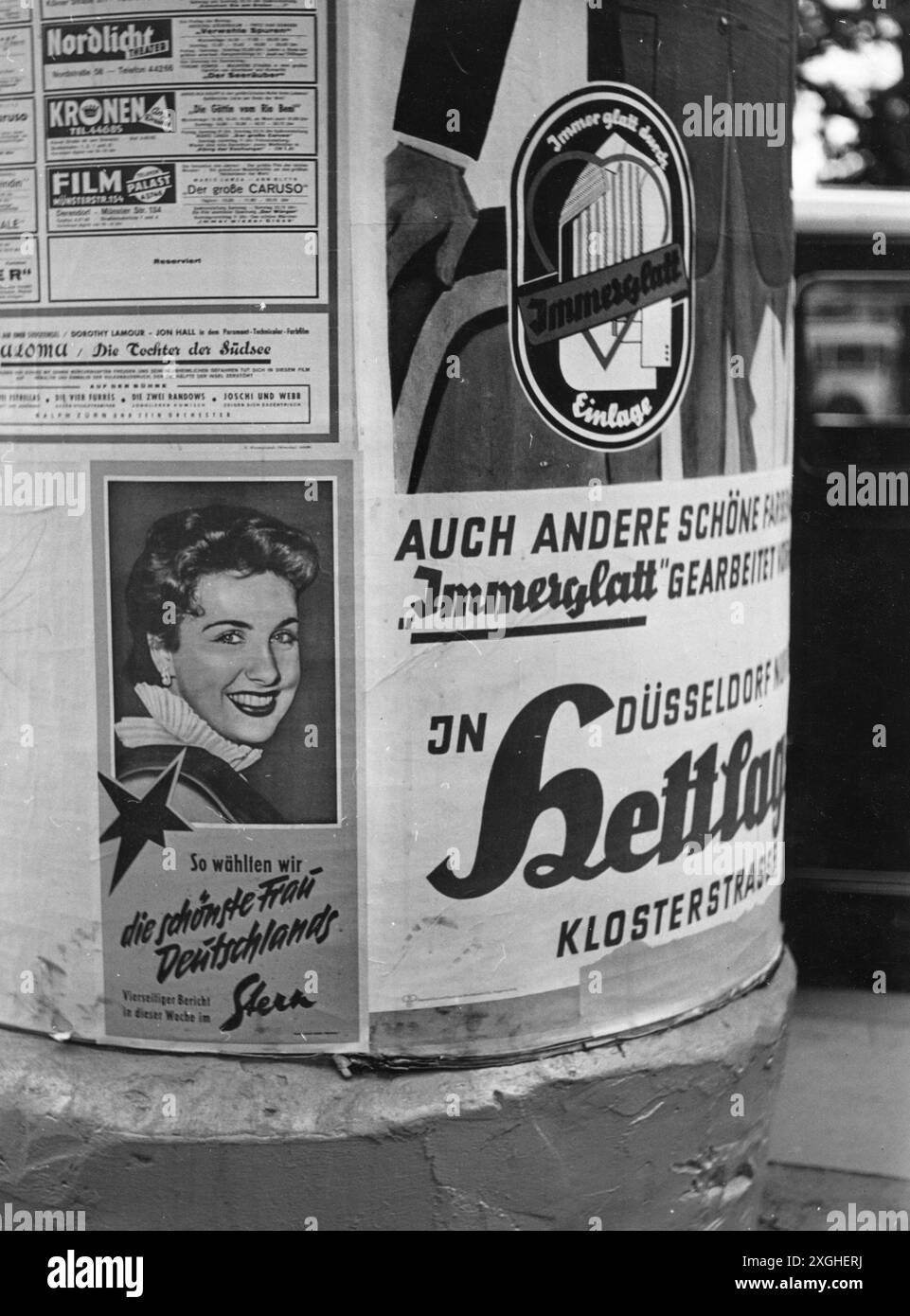 Werbung, Werbesäulen, Werbesäule mit Werbeplakaten, Düsseldorf, 1952, ADDITIONAL-RIGHTS-CLEARANCE-INFO-NOT-AVAILABLE Stockfoto