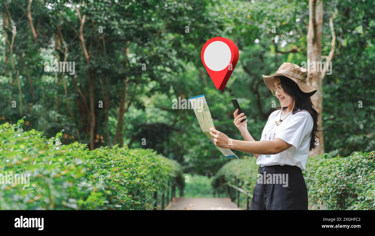 Touristen mit weißen Oberteilen und Schirmhüten mit einer Navigations-App auf ihren Mobiltelefonen. Schöne Frau verwendet mobile Anwendungen, um in der Th zu navigieren Stockfoto