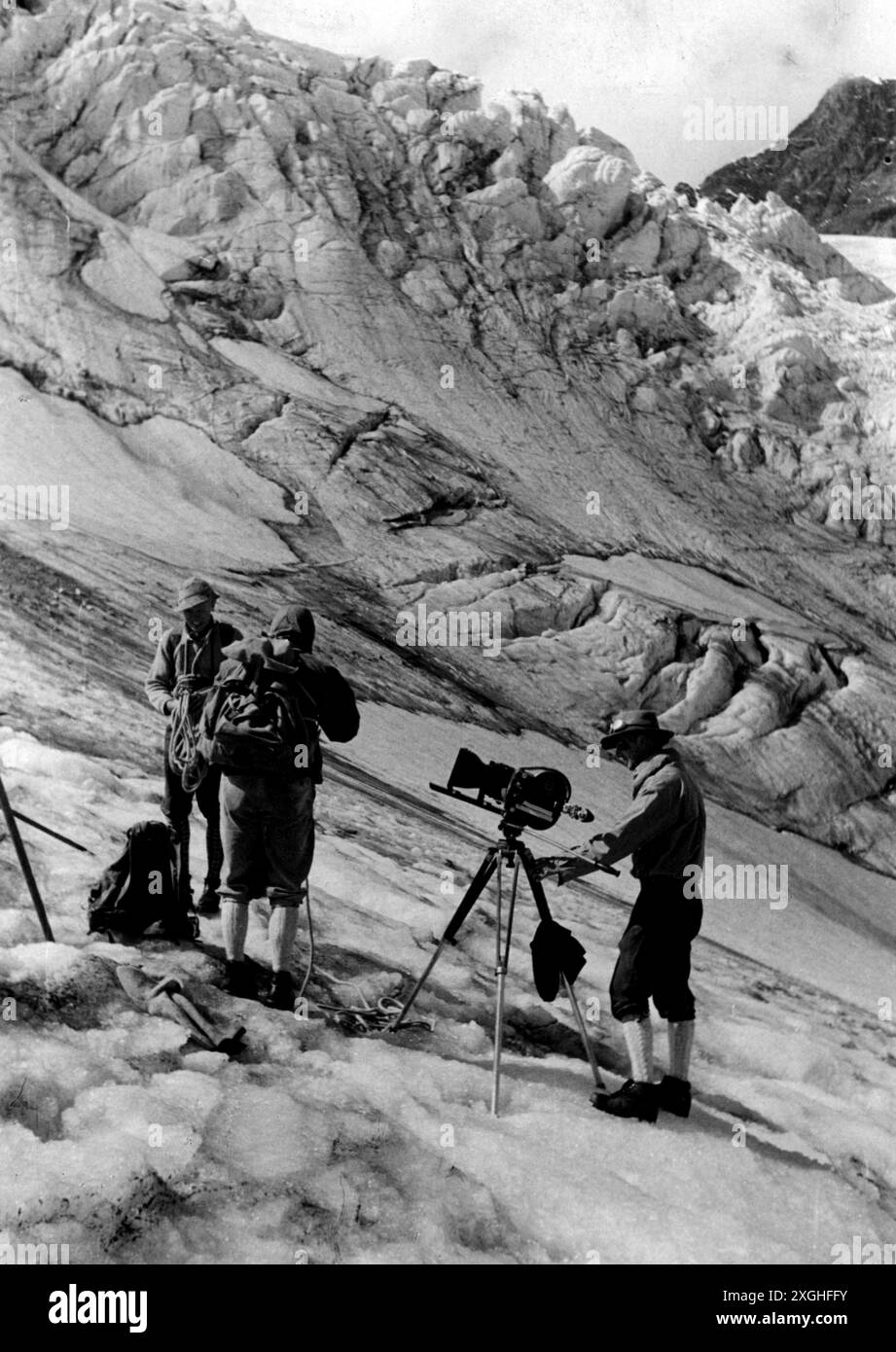 Film, Filmproduktion, eine Filmcrew stellt eine Kamera auf einen Gletscher, Silvretta Alpen, 1950er Jahre, ADDITIONAL-RIGHTS-CLEARANCE-INFO-NOT-AVAILABLE Stockfoto