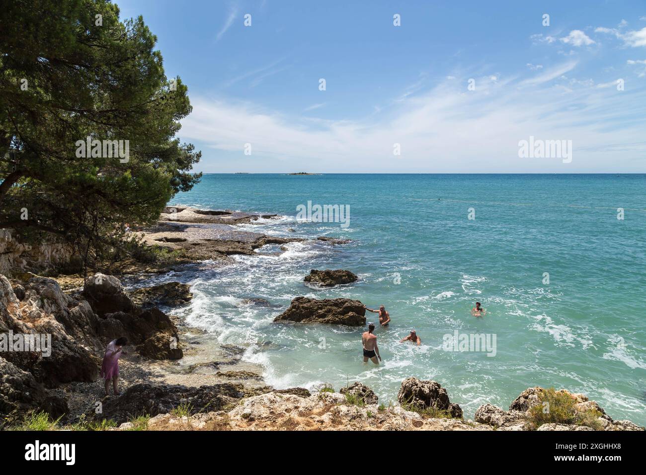 Schwimmer, die das Meer an der Küste von Porec Kroatien genießen Stockfoto