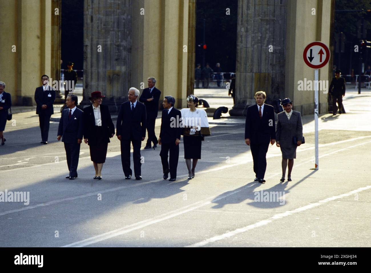 Akihito, * 23.12.1933, Kaiser (Tenno) von Japan 7.1.1989 - 30.4,2019, volle Länge, Besuch in Deutschland, ADDITIONAL-RIGHTS-CLEARANCE-INFO-NOT-AVAILABLE Stockfoto