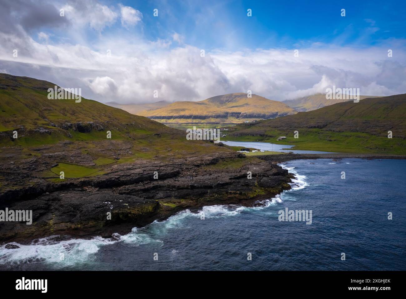 Aus der Vogelperspektive auf die wilde Küste in der Nähe des Dorfes Eidi. Eysturoy Island, Färöer Inseln, Dänemark, Europa. Stockfoto