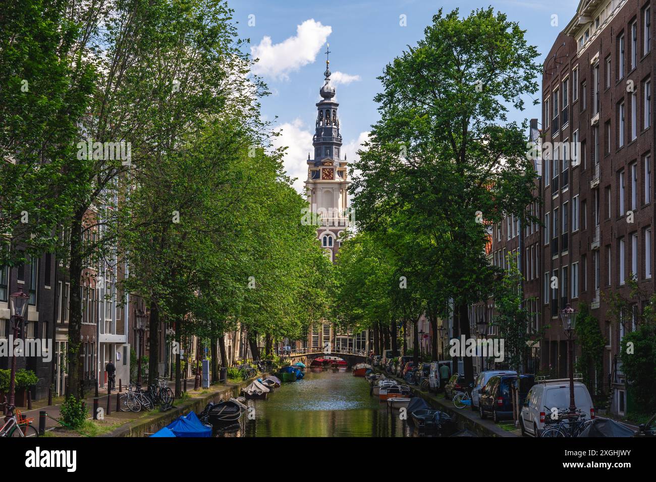 Turm der Zuiderkerk, Südkirche, von der Staalmeestersbrug Brücke in Amsterdam, Niederlande Stockfoto