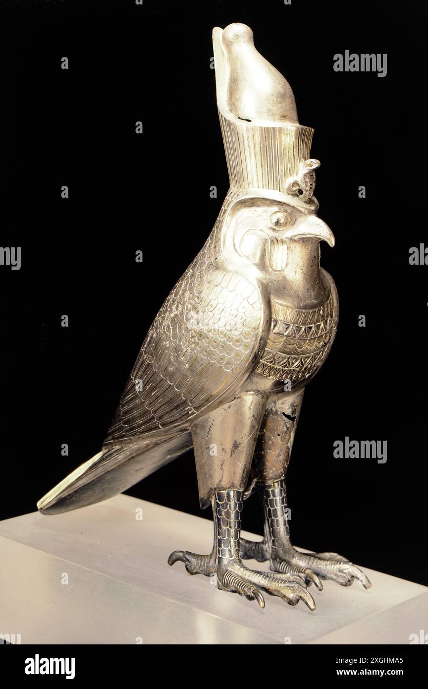 Bildende Kunst, Ägypten, Skulptur, Falkengott mit Doppelkrone, um 500 v. Chr., Silber, Hohlguss, URHEBERRECHT DES KÜNSTLERS MUSS NICHT GELÖSCHT WERDEN Stockfoto
