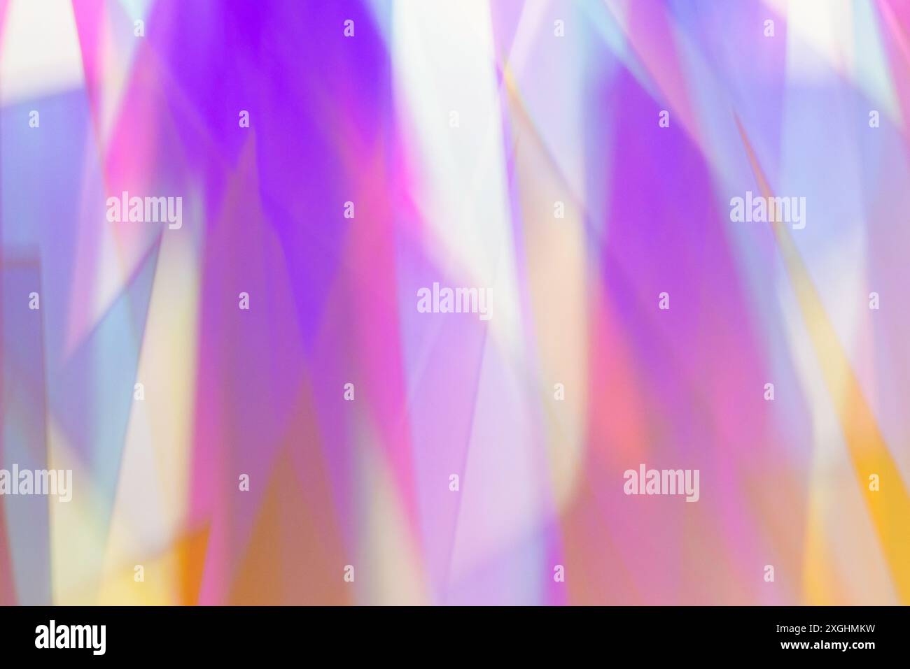 Abstraktes Hintergrundfoto mit farbenfrohen, verschwommenen Schatten über der weißen Wand Stockfoto