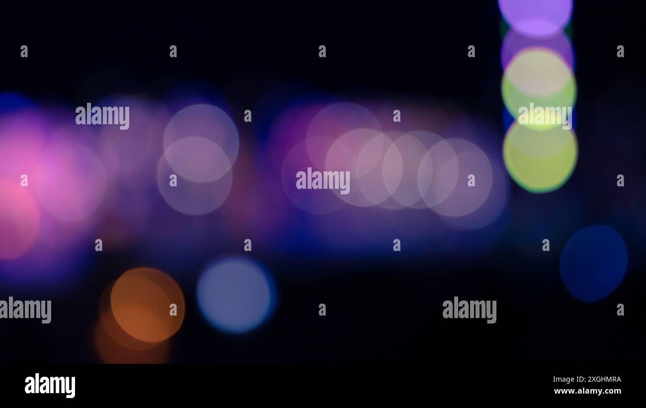 Farbenfrohe, unscharfe Lichter auf schwarzem Hintergrund, abstraktes Foto. Bokeh ist ein natürlicher optischer Effekt Stockfoto Farbenfrohe, unscharfe Lichter auf schwarzem Hintergrund, abstraktes Foto. Bokeh ist ein natürlicher optischer Effekt Stockfoto