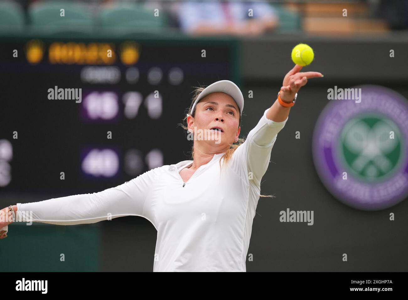 London, Großbritannien. Juli 2024. LONDON, ENGLAND - 09. JULI: Donna Vekic aus Kroatien spielt am 9. Juli 2024 im All England Lawn Tennis and Croquet Club in London im Viertelfinale der Damen-Singles-Viertelfinale der Meisterschaft Wimbledon 2024 gegen Lulu Sun aus Neuseeland. MB Media Solutions/Alamy Live News Stockfoto