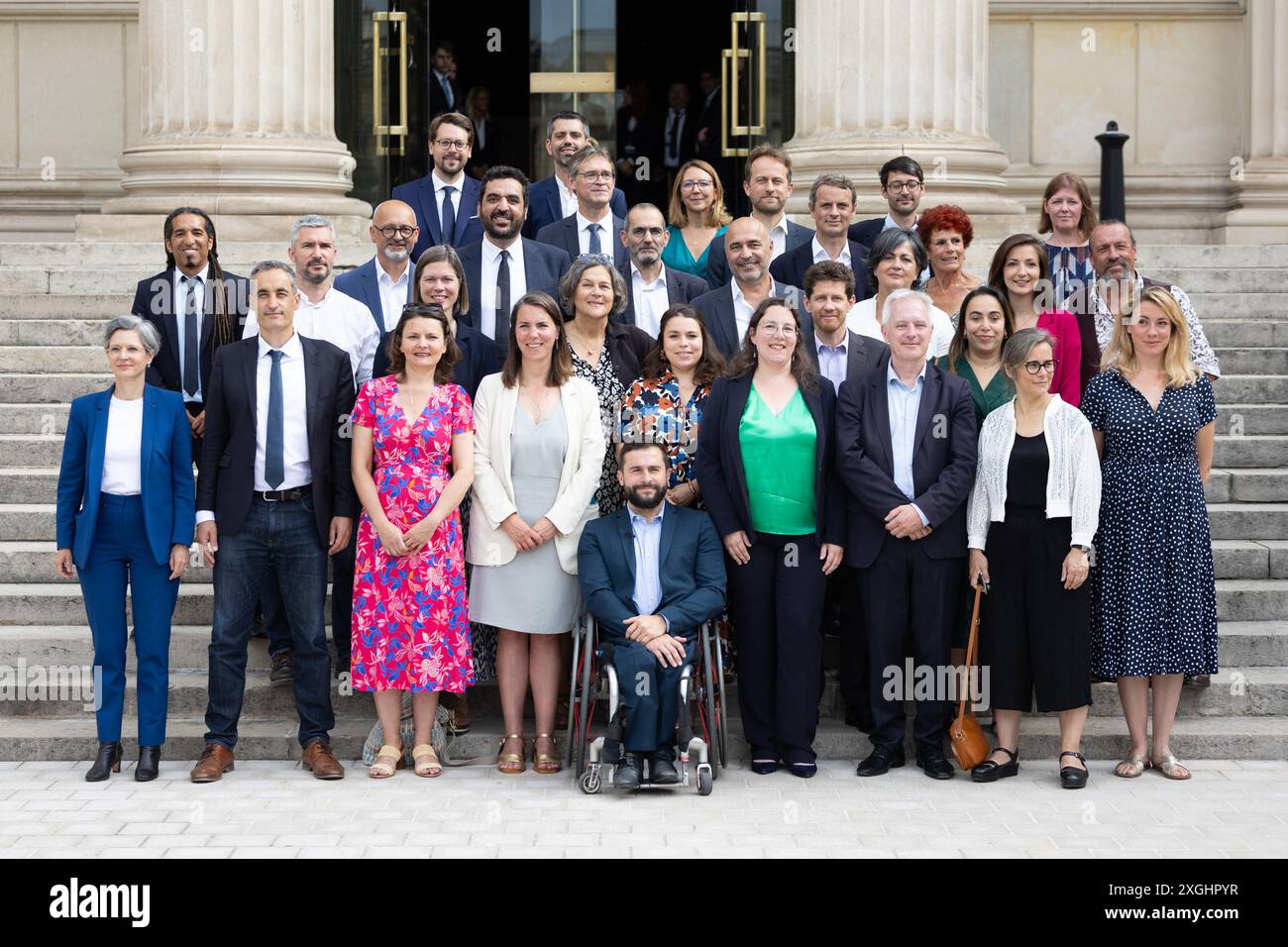 Paris, Frankreich. Juli 2024. Die neu gewählten französischen Parlamentsabgeordneten der Ecologistes Green Party (EELV) der Linken Koalition Nouveau Front Populaire (New Popular Front – NFP) posieren für eine Fotogruppensitzung, als sie am 9. Juli 2024 in der Pariser Nationalversammlung eintreffen. Der französische Parlamentszyklus, die XVII. Legislaturperiode der Fünften Republik, wird am 18. Juli 2024 eröffnet, nach den Parlamentswahlen vom 30. Juni und 7. Juli. 76 Abgeordnete wurden in der ersten Runde gewählt. Foto: Raphael Lafargue/ABACAPRESS. COM Credit: Abaca Press/Alamy Live News Stockfoto