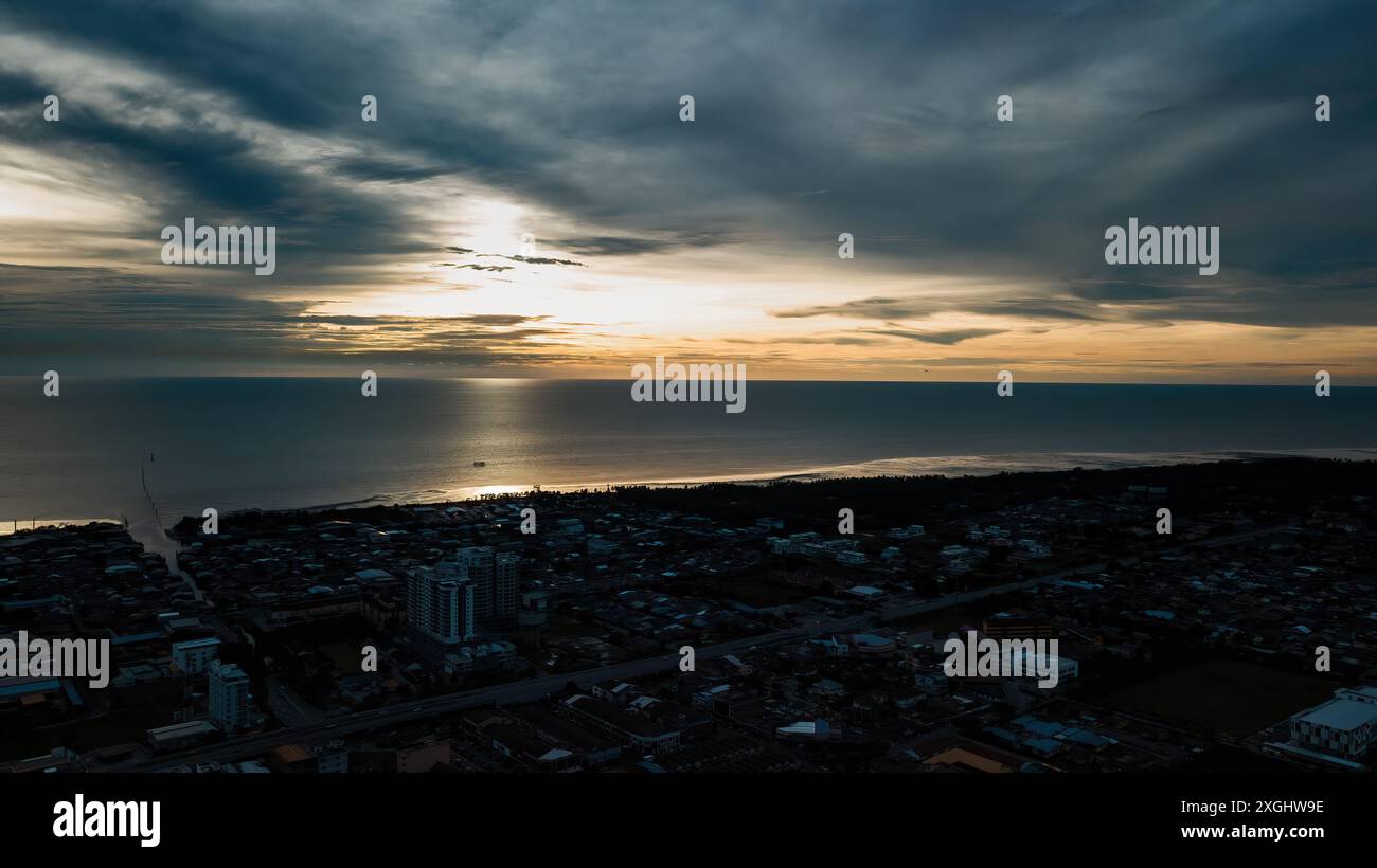 Ein dramatischer Panoramablick auf die Fischerstadt Sekinchan bei goldenem Sonnenuntergang. Stockfoto