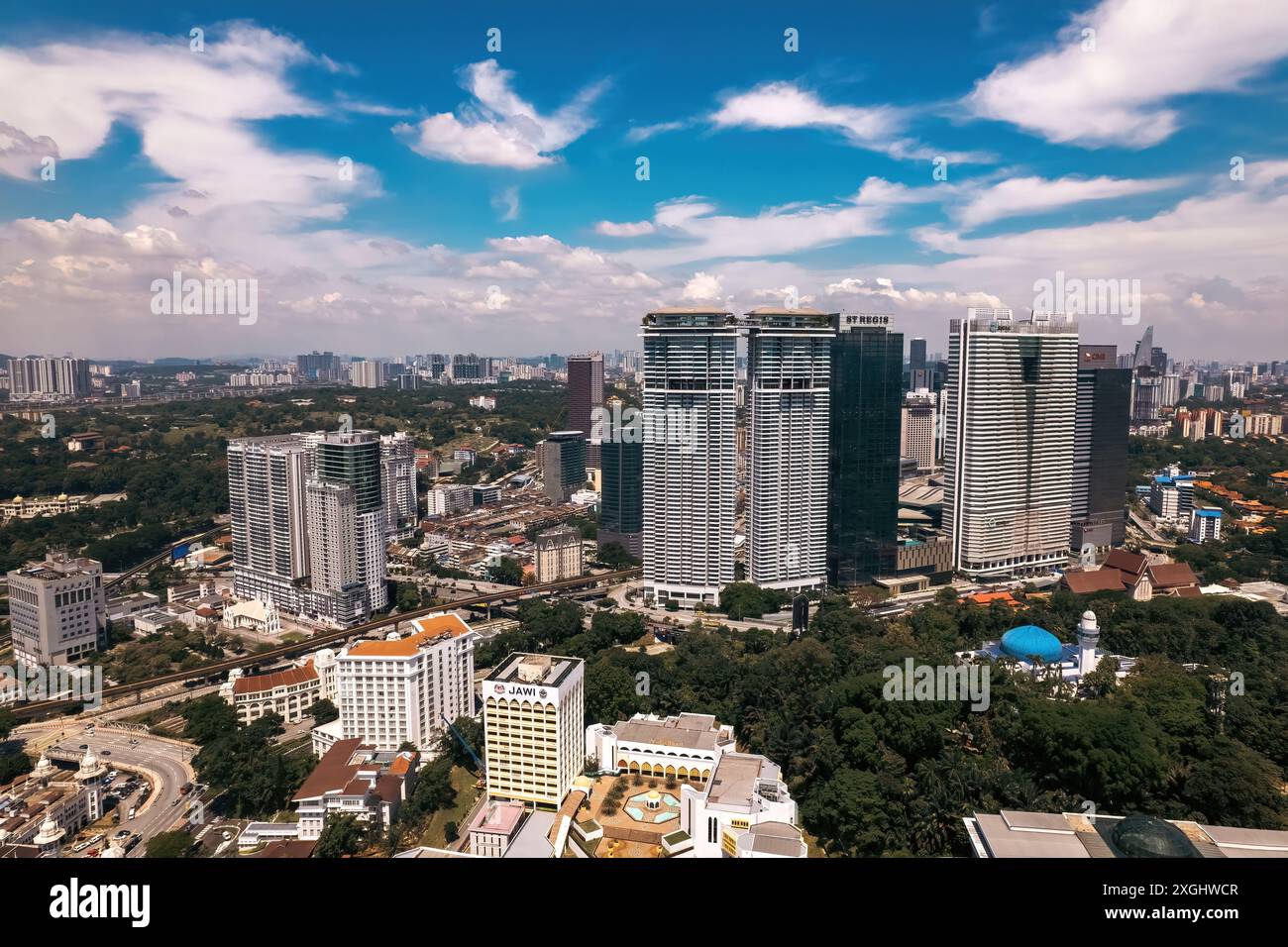 Blick auf die Gebäude im Stadtzentrum an einem sonnigen Tag. Stockfoto