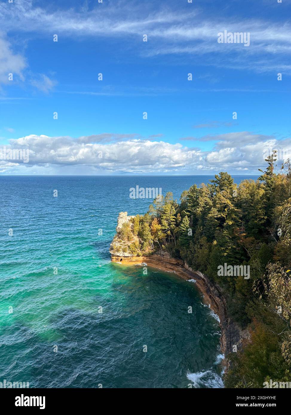 Miner's Castle, eine dramatische Felsformation im türkisblauen Wasser des Lake Superior Stockfoto