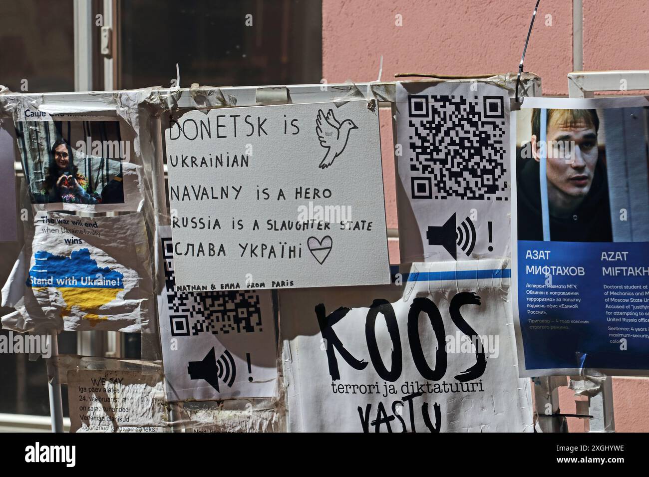 Plakate vor der russischen Botschaft, die gegen russische Aktionen protestieren, Tallin Stockfoto