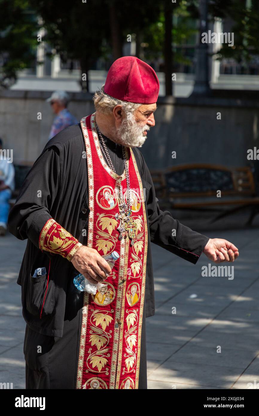 Tiflis, Georgien - 23. JUNI 2024: Porträt eines Priesters in der Kaschveti-Kirche St. Georg in Tiflis, Georgien. Stockfoto