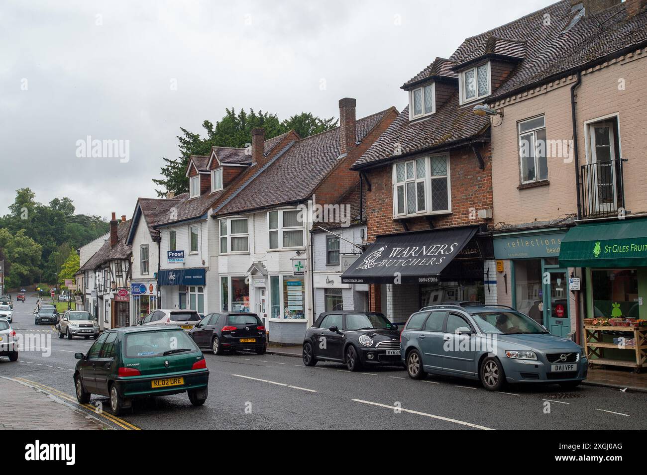 Chalfont St Giles, Großbritannien. Juli 2024. Das hübsche Dorf Chalfont St Giles in Buckinghamshire wurde als das „stinkendste Dorf Großbritanniens“ bezeichnet. Seit Januar dieses Jahres leitet die Themse Abwässer aus den Amersham Balacing Tanks in den River Misbourne, einen wertvollen Kreidefluss, der mehr als 3.500 Stunden durch Chalfont St. Peter fließt. Der Chalfont St Giles Parish Council hat nun den Zugang zum Kinderspielplatz, zum Dorfteich und zur Brücke über den Fluss Misbourne gesperrt, um die Dorfbewohner davon abzuhalten, mit einer möglichen Verschmutzung in Kontakt zu kommen. Das Dorf ist ein Stockfoto