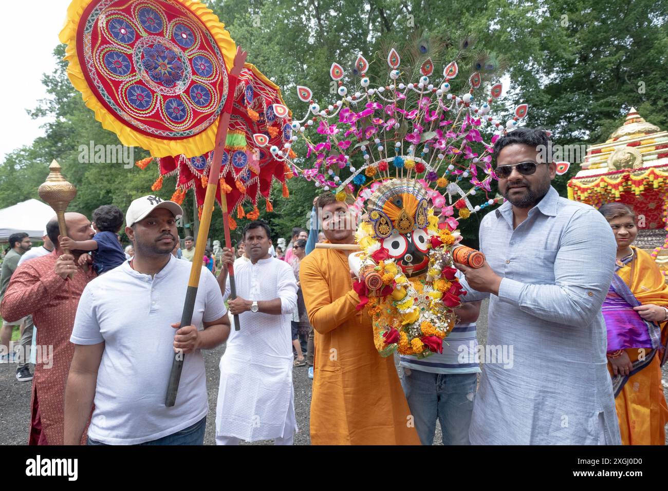 Hindu-Männer, die eine Jagannash-Statue zu einem Gottesdienst tragen, kurz vor dem Ratha Yatra 2024 in Wilton, Connecticut, Stockfoto