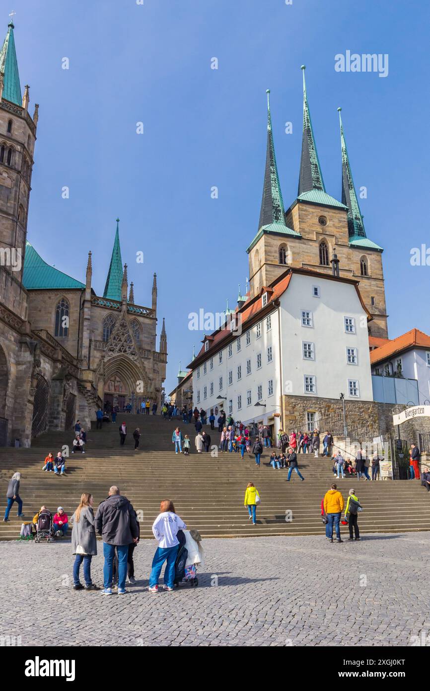 Menschen auf der Treppe des Doms in Erfurt Stockfoto