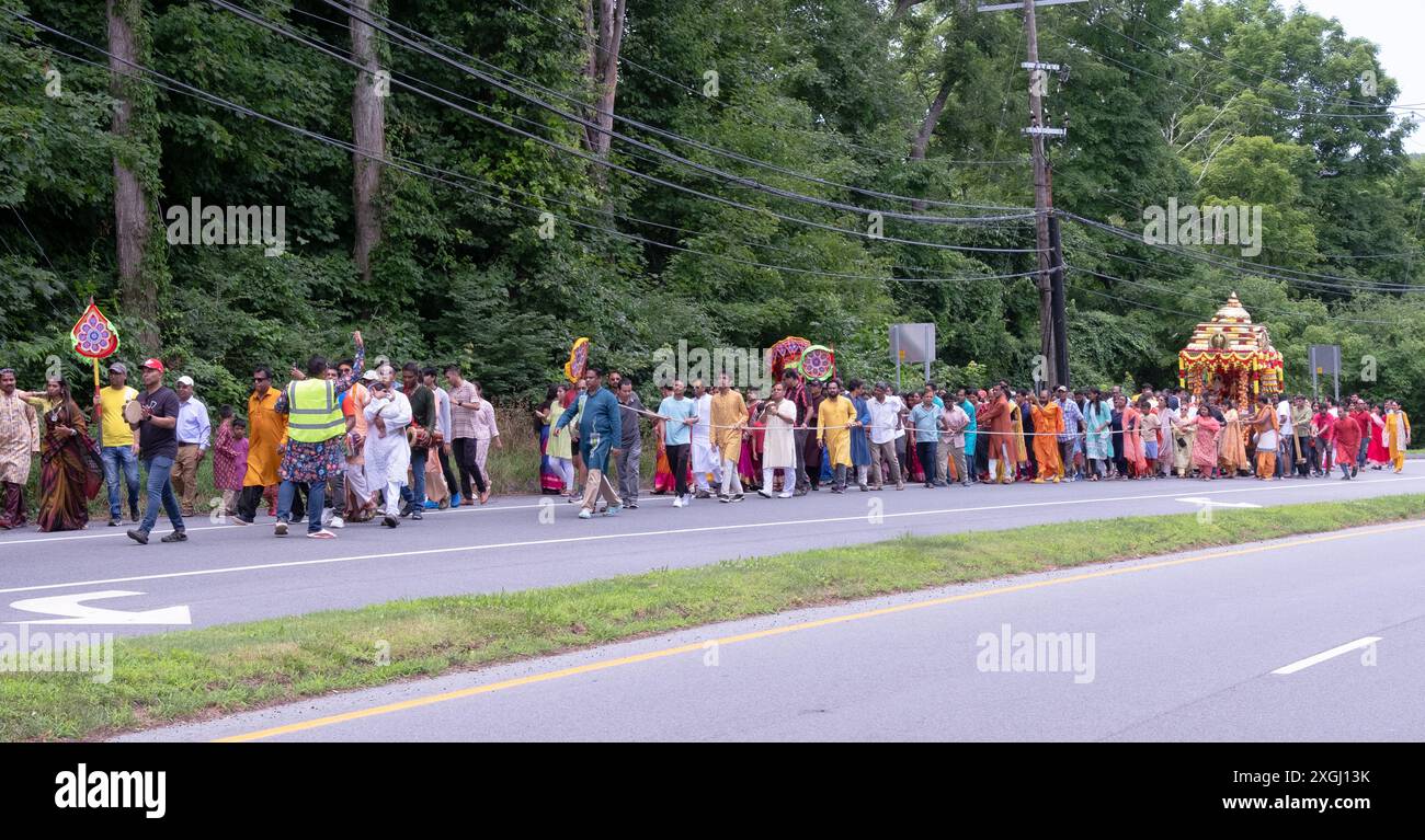 In Connecticut. Ziehen Anhänger des Wilton Hindu Mandir einen sehr großen Wagen mit Statuen von drei Gottheiten. Es heißt Ratha Yatra. Stockfoto