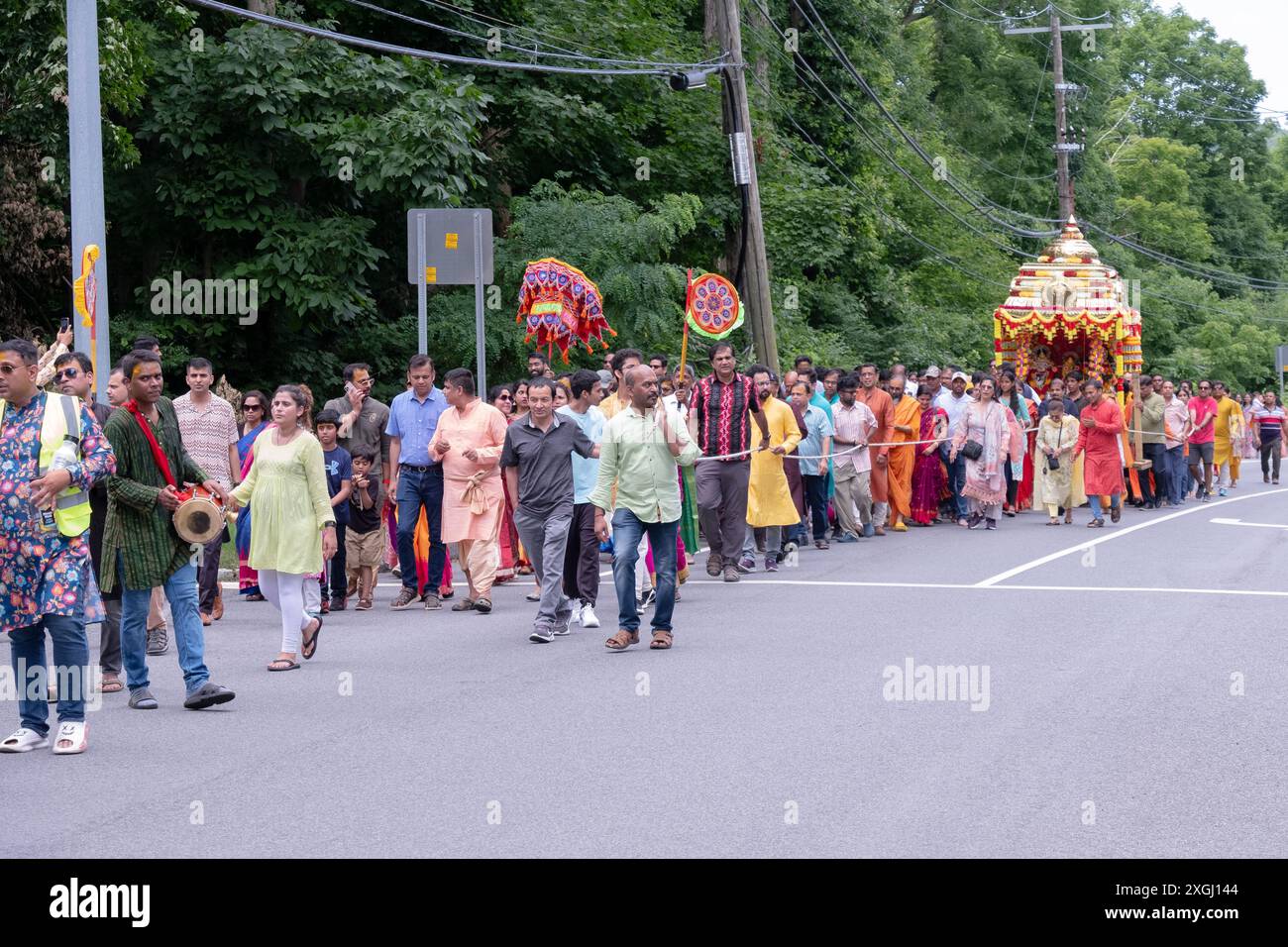 In Connecticut. Ziehen Anhänger des Wilton Hindu Mandir einen sehr großen Wagen mit Statuen von drei Gottheiten. Es heißt Ratha Yatra. Stockfoto