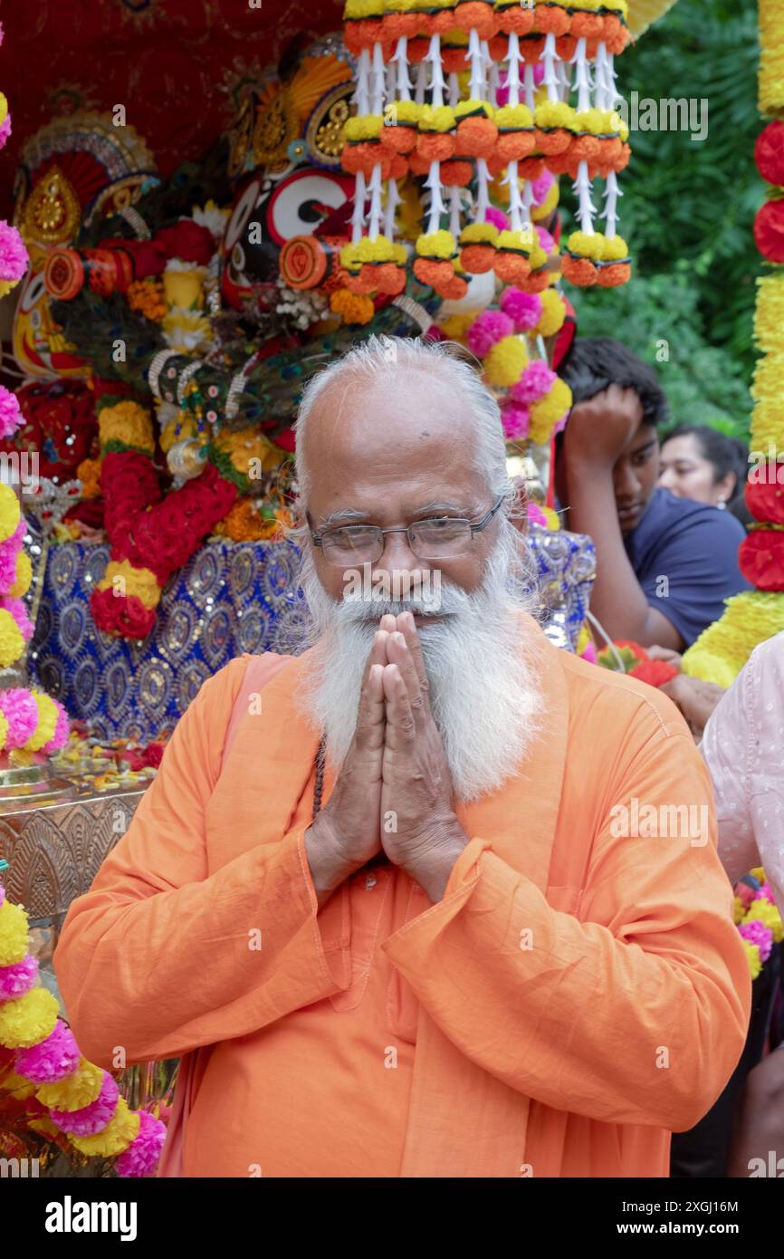 Der Hindu-Priester Rameshum posiert vor dem Wagen des Ratha Yatra 2024 in Wilton, Connecticut Stockfoto