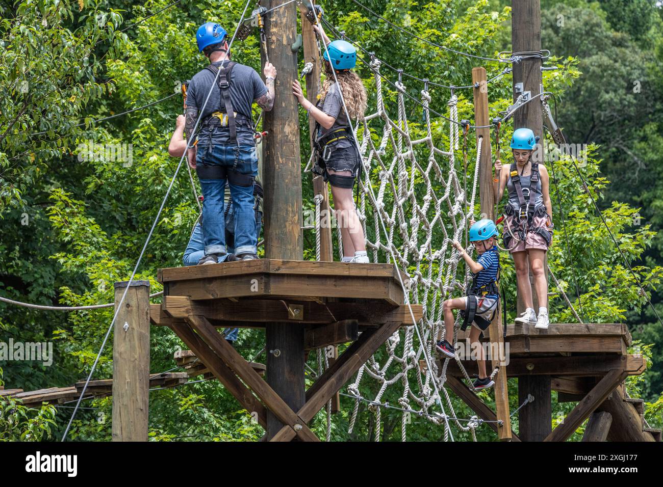 Sommerspaß für die ganze Familie im „Cool River Tubing & Adventures Aerial Adventures“-Abenteuerpark am Chattahoochee River in Helen, Georgia. (USA) Stockfoto